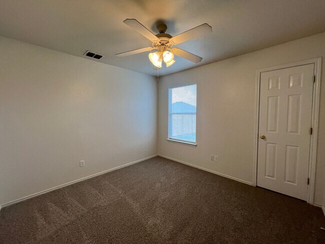 Building Photo - Large 3/2/2 Duplex with Easy Access to IH ...