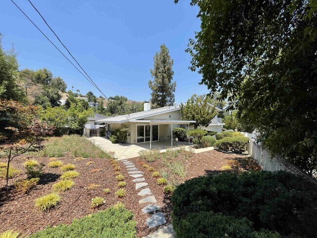Building Photo - SOUTH OF THE BLVD. HOME IN WOODLAND HILLS!