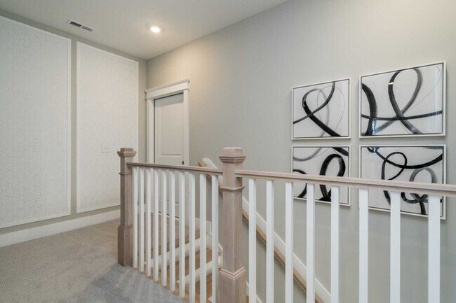Building Photo - 3 Bedroom 2.5 Bathroom End Unit Townhome w...