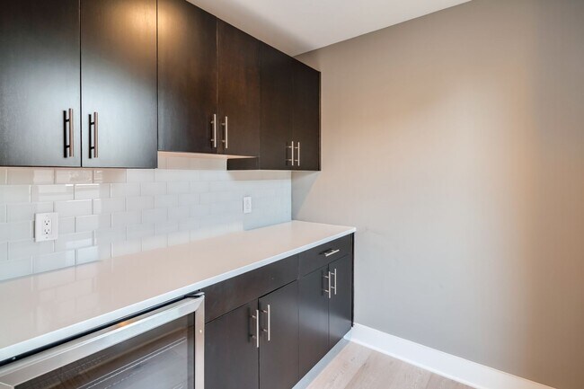 Building Photo - Queen Village Townhome