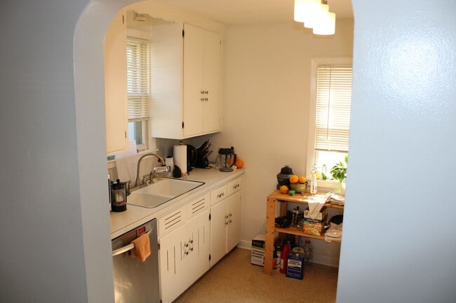 Building Photo - **Lake Nokomis Beauty! 3 Bed 1 Bath!**