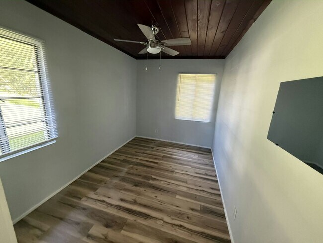 Building Photo - 8801 E Moonrise Ln