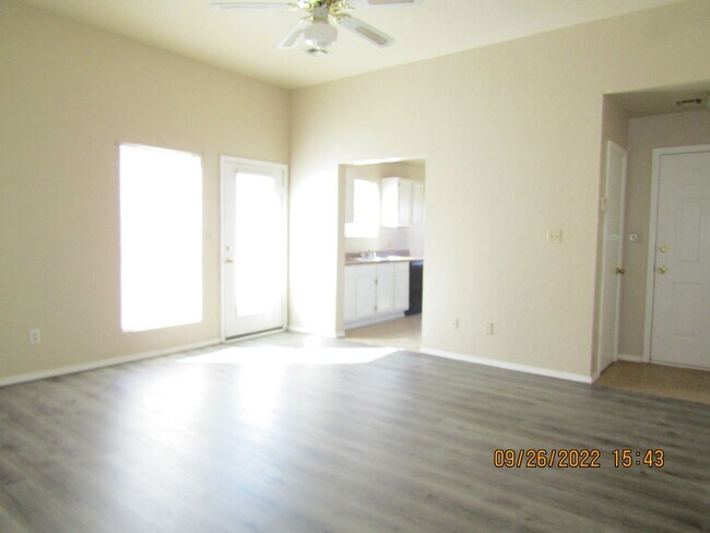 Building Photo - Very nice home located in the Rolling Hill...