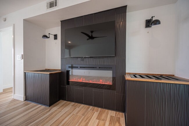 Building Photo - European-inspired Mid-Century Henderson Home!