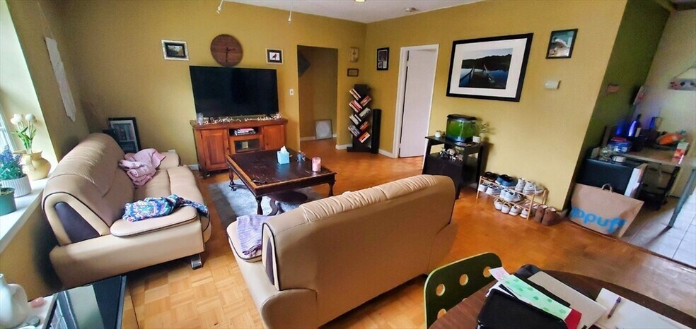 Primary Photo - 152 Lake St