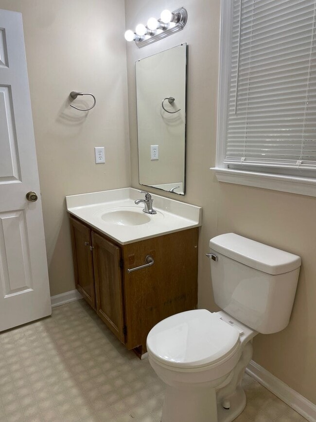 Building Photo - Beautiful 3 bed, 2 bath brick home located...
