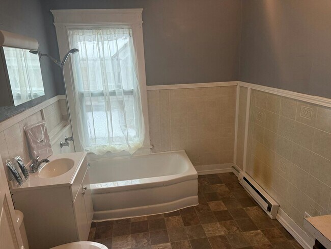 Building Photo - 318 Apple St