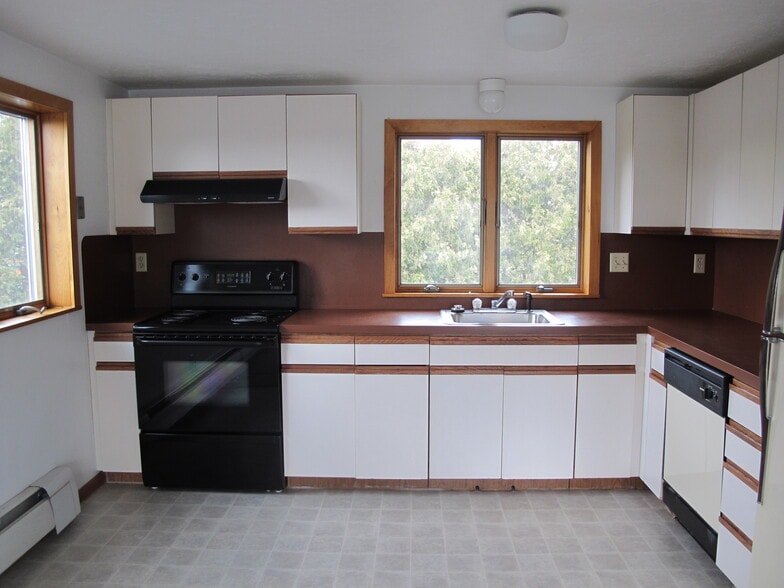 Kitchen - 61 Pleasant St