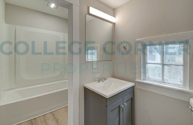 Building Photo - 639 S Poplar St