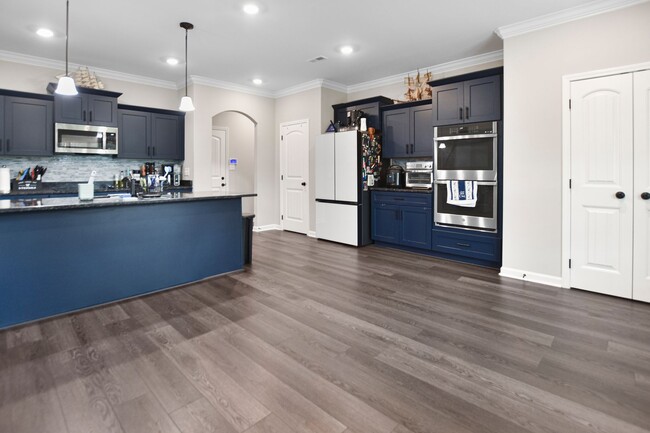 Building Photo - Pet Friendly Four Bedroom with Bonus!