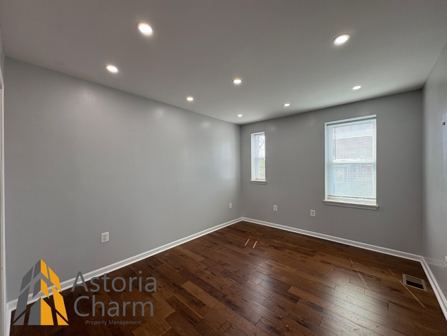 Building Photo - Updated 2 Bed Home with Backyard and Great...