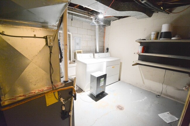 Building Photo - RENT SPECIAL 3-Bedroom Home with Walk-In Closet, Deck & Prime Location Near Shopping