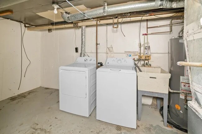 Building Photo - BEAUTIFUL LARGE 1 BED/1 BATH TOWNHOUSE RENTAL W/IN-UNIT LAUNDRY AND PARKING.....MUST SEE!!