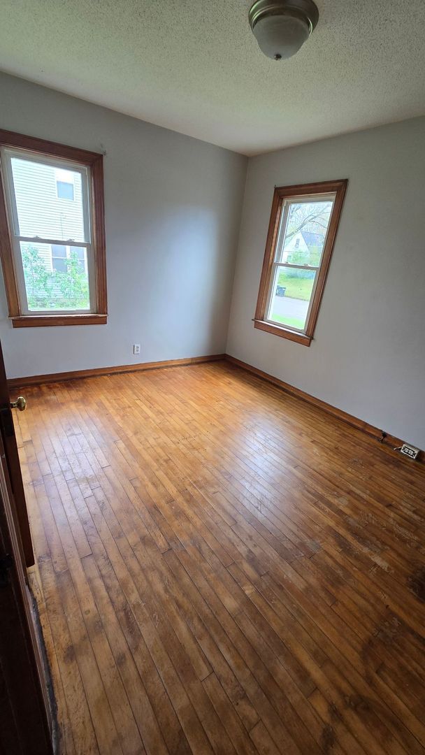 Building Photo - Three Bedroom - large upper bedroom!