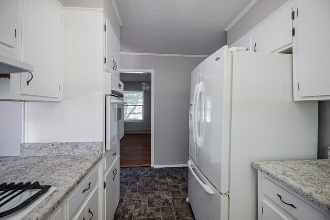 Building Photo - 240 Maywood Dr