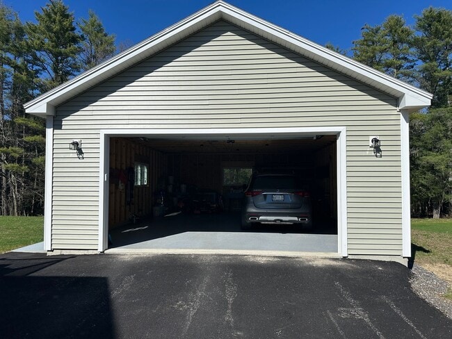 Building Photo - Newly Built! Spacious 4BR 2 Bath House