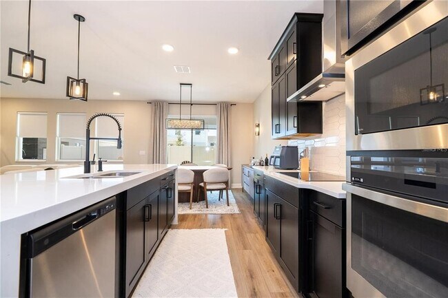 Building Photo - 5090 Shady Pnes Dr