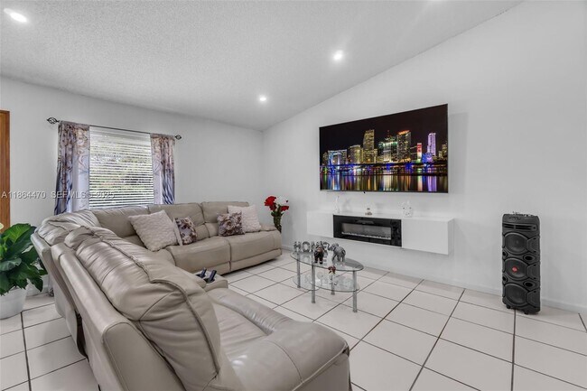 Building Photo - 2590 SE 7th Pl