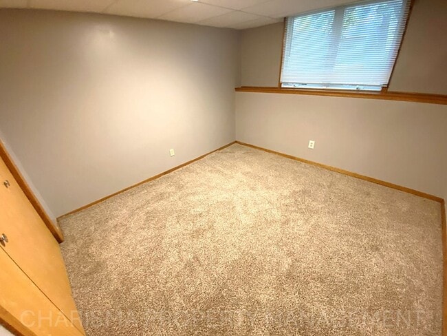 Building Photo - 4 BEDROOM, 2 BATH HOME IN EAST SIOUX FALLS! DOUBLE ATTACHED GARAGE! FENCED IN BACKYARD!