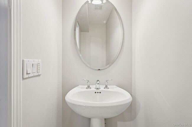 Building Photo - 10 Bridge Ln