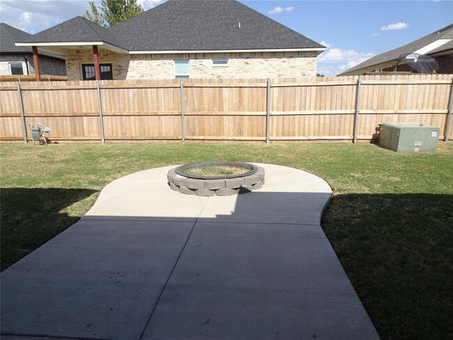 Building Photo - 8412 Pinewood Dr
