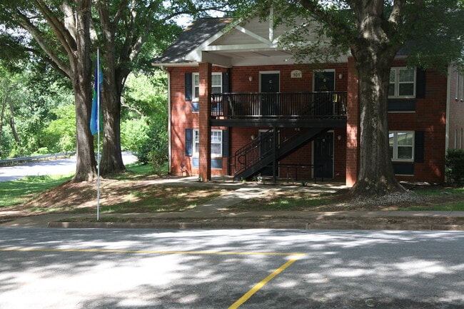 Building Photo - 105 Roosevelt Ave