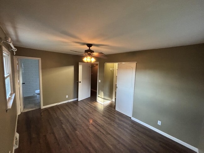 Building Photo - 2301 Oak Park Dr