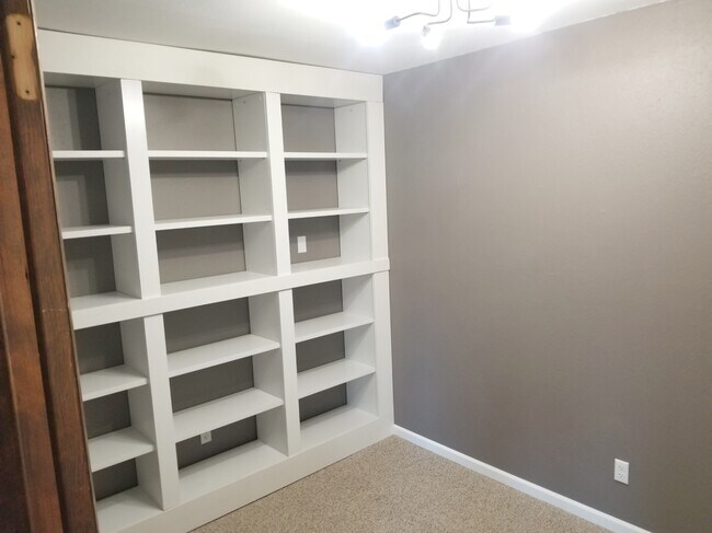 Building Photo - 510 S Phillippi St