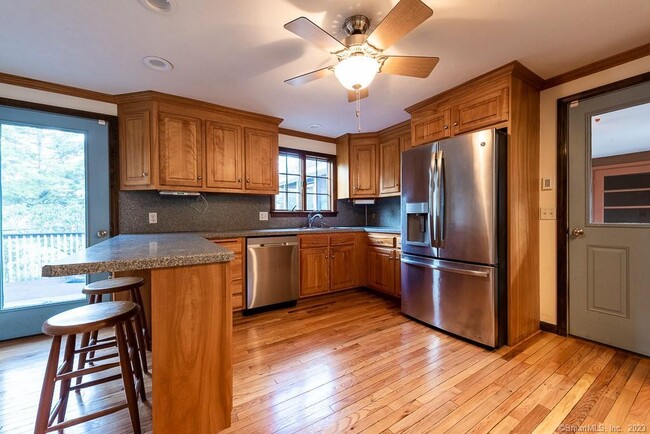 Building Photo - 131 Hemlock Dr