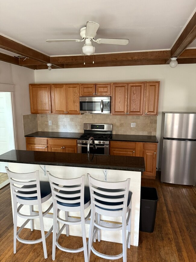 Building Photo - 605 E 19th St