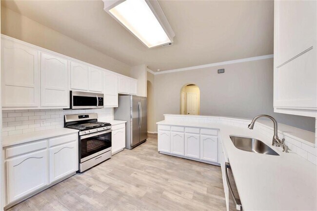 Building Photo - 2204 Grove Dr