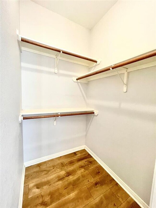 Building Photo - Spacious 4 Bed, 2.5 Bath. Perfect size and...