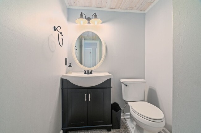 Building Photo - Modern Comfort on James Island!