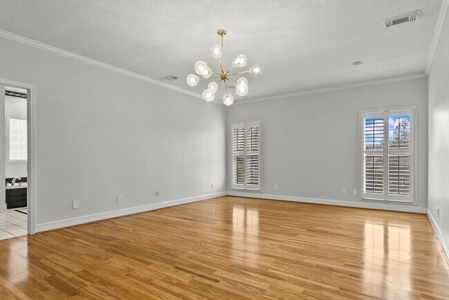 Building Photo - 10495 Royal Points Dr