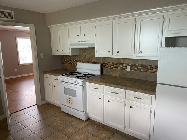 Kitchen - 3450 Blodgett St