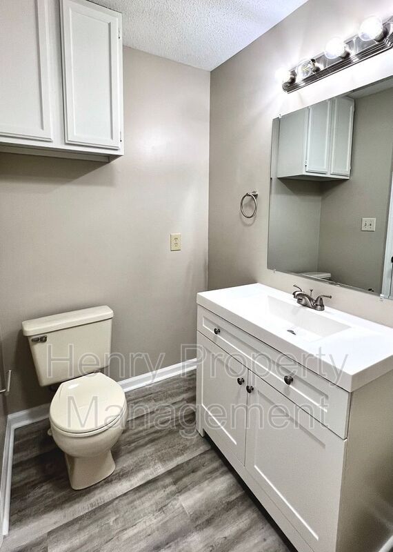 Building Photo - 833 New Kent Pl