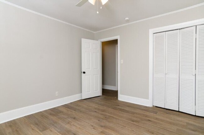 Building Photo - 229 Lullwater Dr