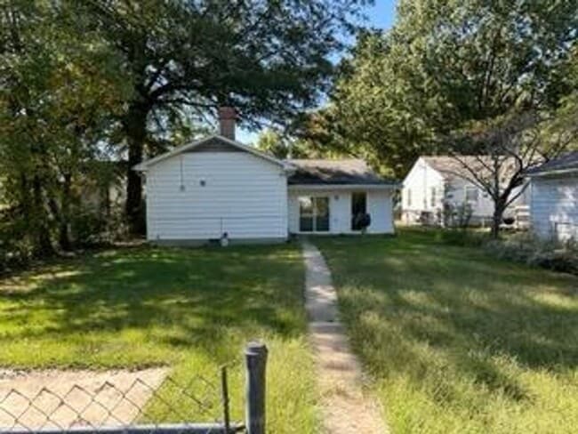 Building Photo - Very Nice 3 Bedroom In Paducah Available Immediately