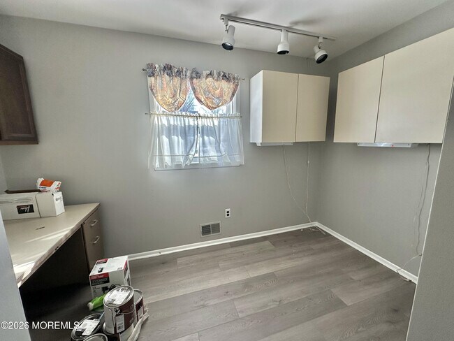 Building Photo - 382 W Park Ave