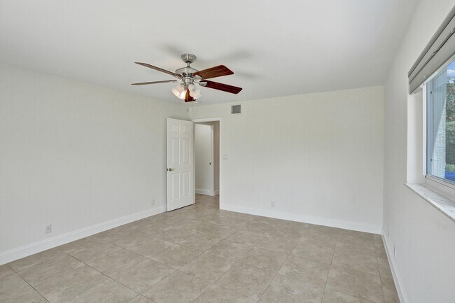 Building Photo - 1717 N Riverside Dr