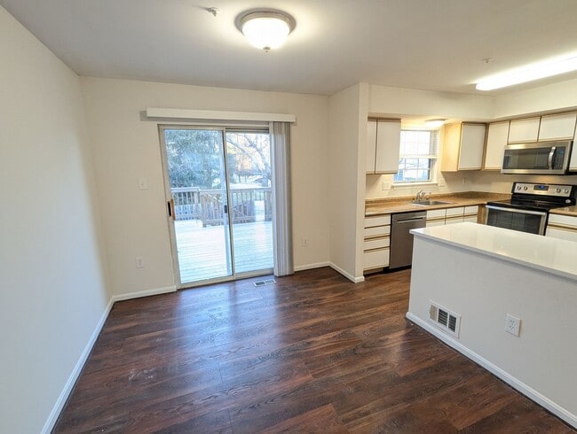 Building Photo - Well maintained townhouse in Robin Meadows Community with updated features available mid January!