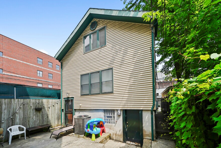 Building Photo - 2736 W Evergreen Ave