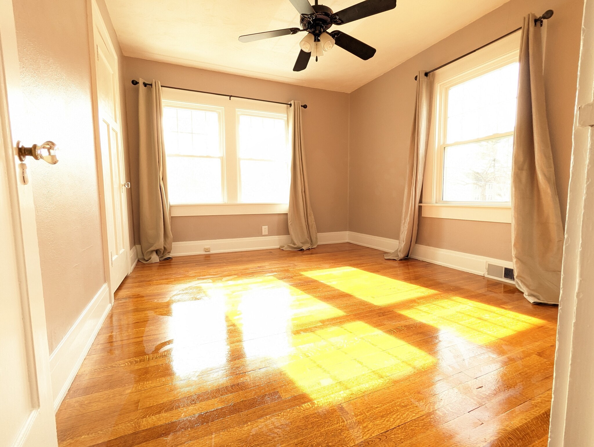 The Master Bedroom, south facing sunny side - 3607 Franklin Ave