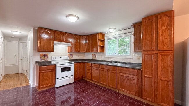 Building Photo - Gorgeous single-family home near Hartford ...