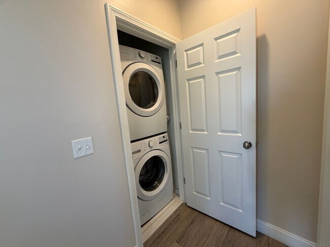 Building Photo - 129 Kenoza Ave