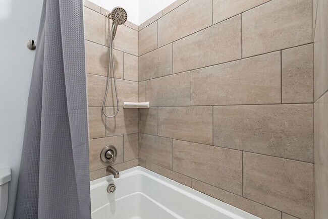Building Photo - Bright & Spacious 4-Bed Home with 3-Car Ga...