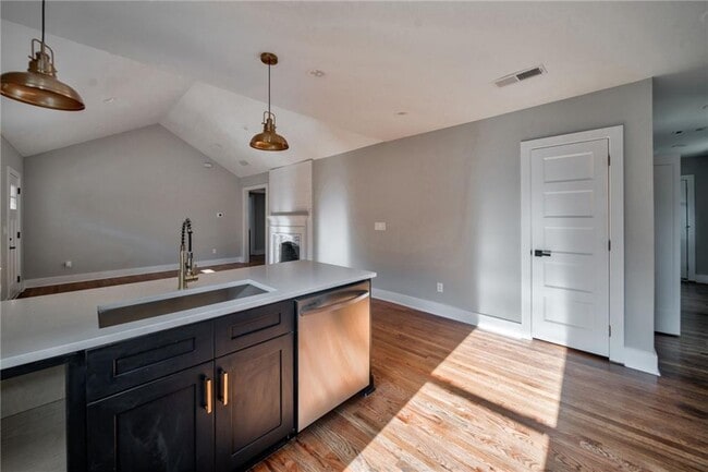Building Photo - 1683 Kenmore St SW