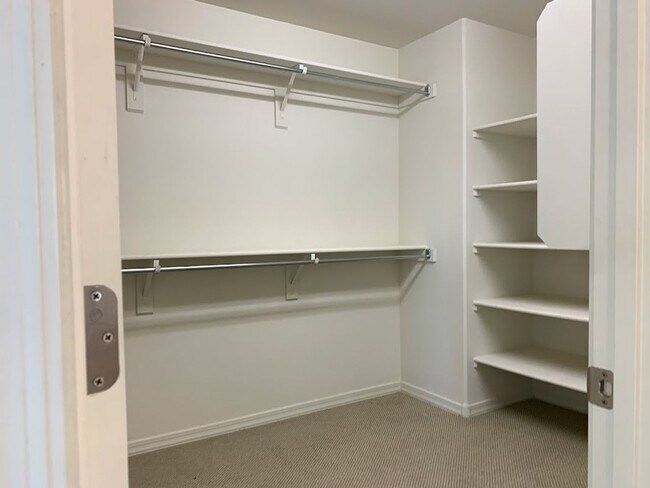 Building Photo - 4 BEDROOM PLUS LOFT, BUILT IN BBQ WITH COMMUNITY POOL