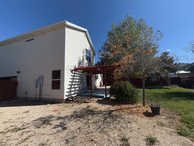 Building Photo - Spacious Tri-Level Home for Rent in Tooele...
