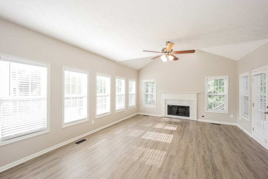 Building Photo - 220 Rock Hill Dr
